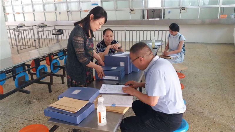 市三高迎接市教育局对我校食堂委托经营工作评估检查