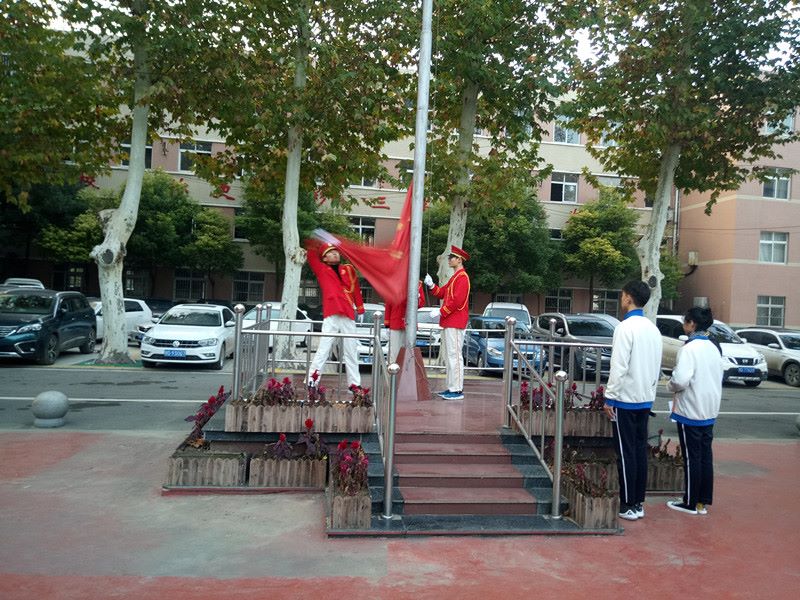 第十五周国旗下的演讲  二(3)班  熊静静