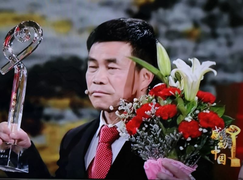 树楷模引领风范，学先进见贤思齐