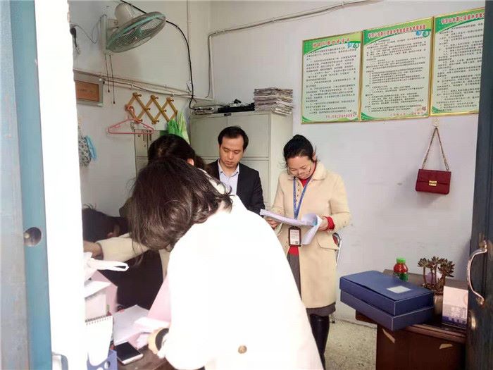 卫东区食药监对我校食品安全工作进行检查
