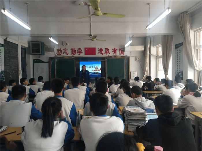 市三高举行安全教育日法治报告会