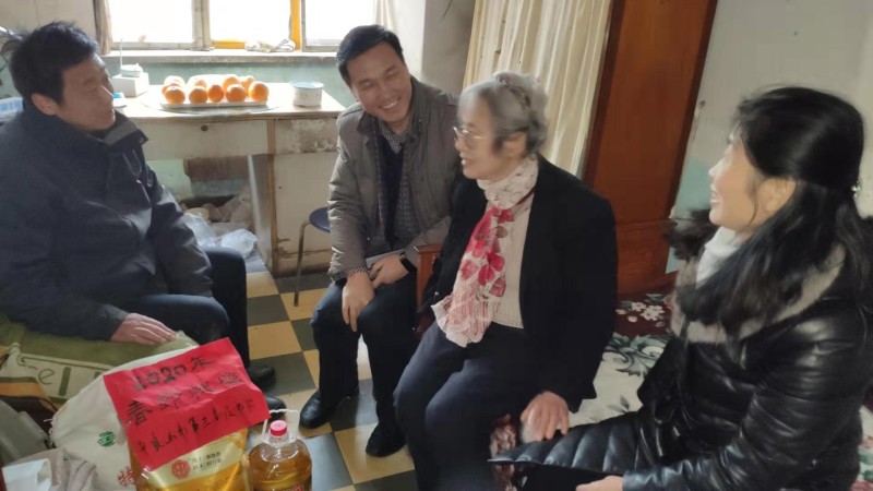 市三高春节前夕走访慰问生活困难党员和老教师、患病教师活动
