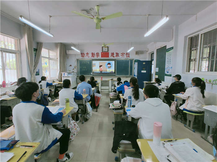 平顶山市第三高级中学进行“全民国家安全教育日”主题班会