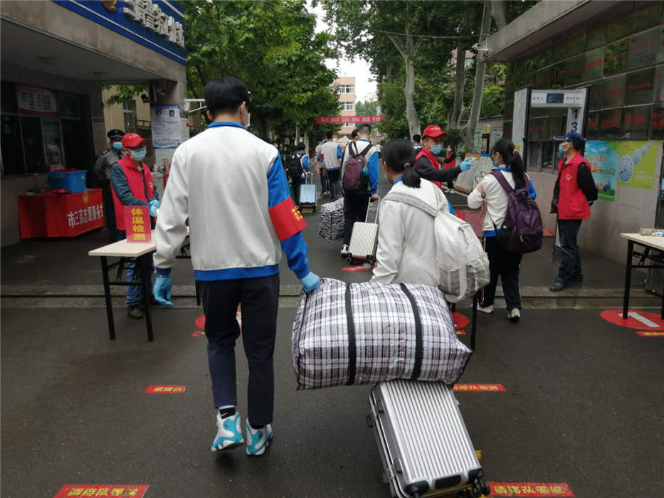 市三高学生志愿者为高一高二开学助力