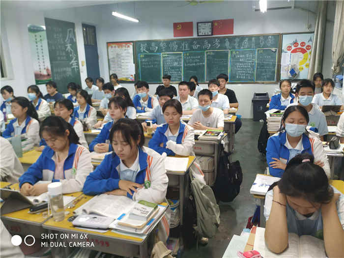 市三高高二年级：心理干预 帮助学生轻松迎考