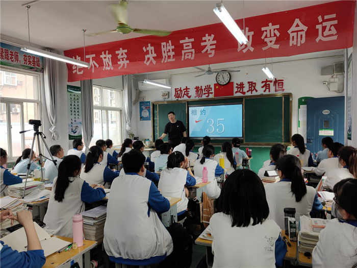 相约“三五”  青春无限——市三高高三（5）班开展“把灾难当教材”励志心理辅导课