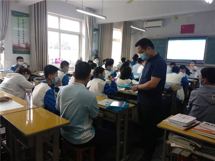 突击检查、规范管理 ——市三高对各班信息化教学设备进行突击式检查