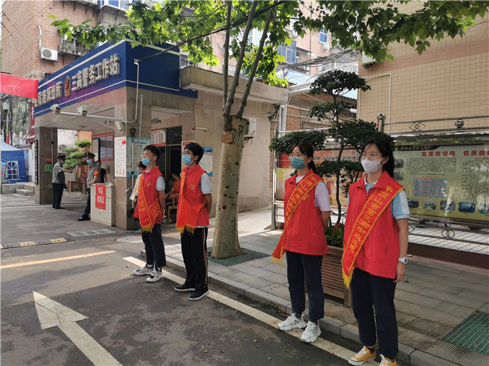 众人浇花桃李艳 春风化雨润心田 ——市三高志愿服务点靓“校园开放日”