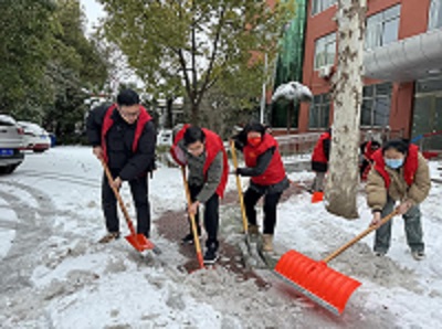 平顶山市三高开展校园“扫雪除冰保安全  喜迎师生返校回”志愿服务活动