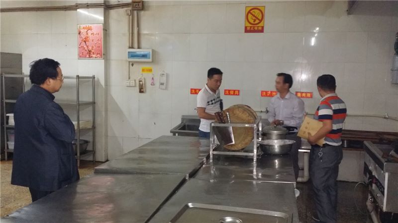 我校迎接食品安全专项督导检查
