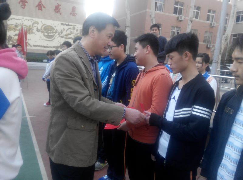 表彰先进，促进合作——市三高表彰“质疑之星”和“优秀小组”