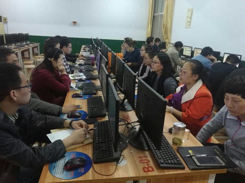 我校召开安全教育培训会