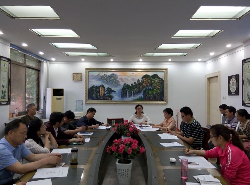 高二年级召开期中考试成绩分析会