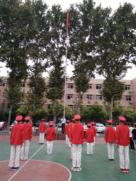 校长国旗下的讲话：做文明师生　创文明校园