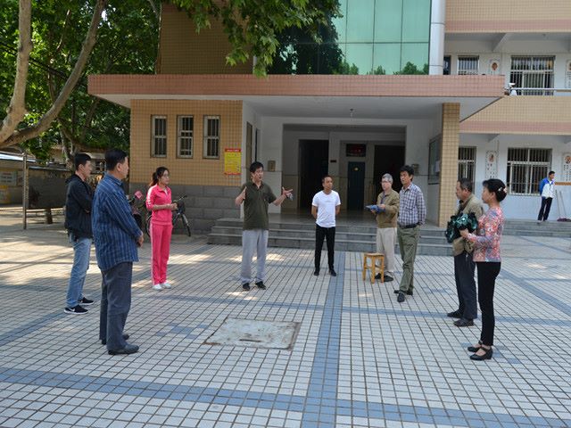 我校进行安全及消防通道检查