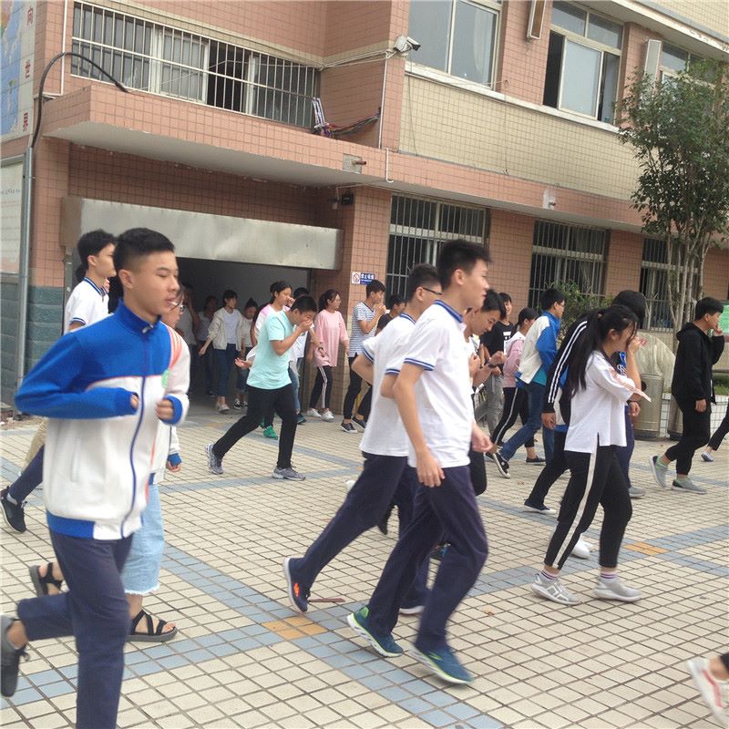 市三高进行应急疏散演练