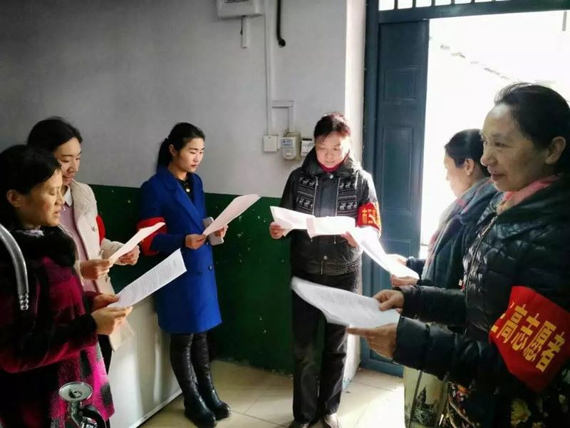 我校巾帼志愿者开展“绿色网络进校园”宣传教育活动