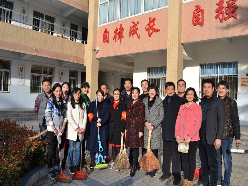 我校第三党支部组织党员开展清洁美化校园活动