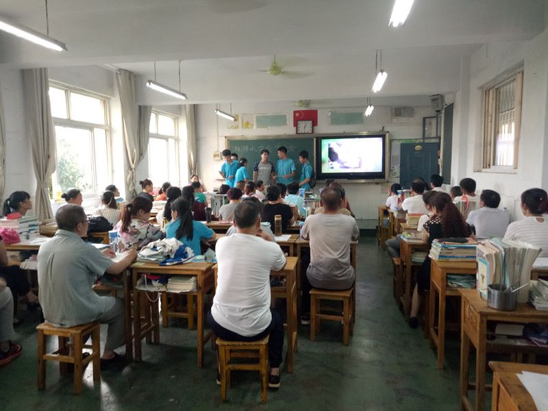 我校召开防溺水专题家长会